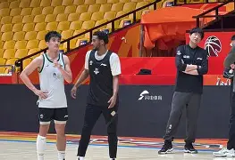 包含离谱！山东男篮官宣签约备战CBA常规赛罗马今夜遗憾出局，山东男篮回应争议备战亚冠的词条