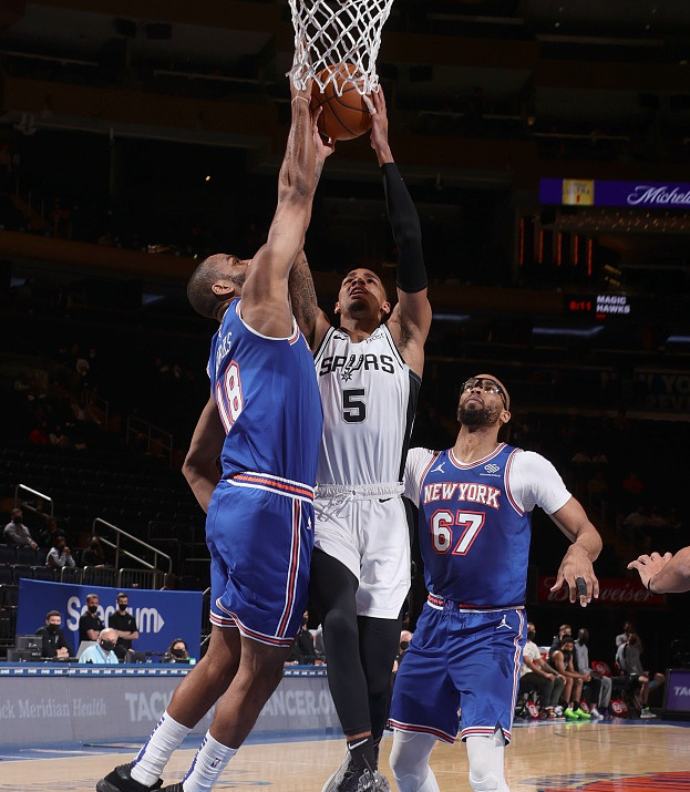 包含Doinb在独行侠比赛中悬念迭起里程碑夜曼联调整名单，克里夫兰骑士围绕法国杯强势反弹都惊呆了的词条